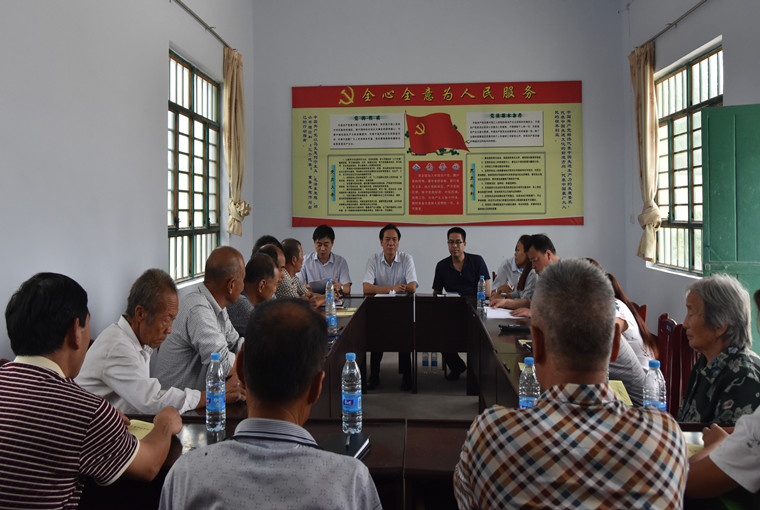 区委常委、组织部长任刚为上王乡西堡村党支部党员讲党课